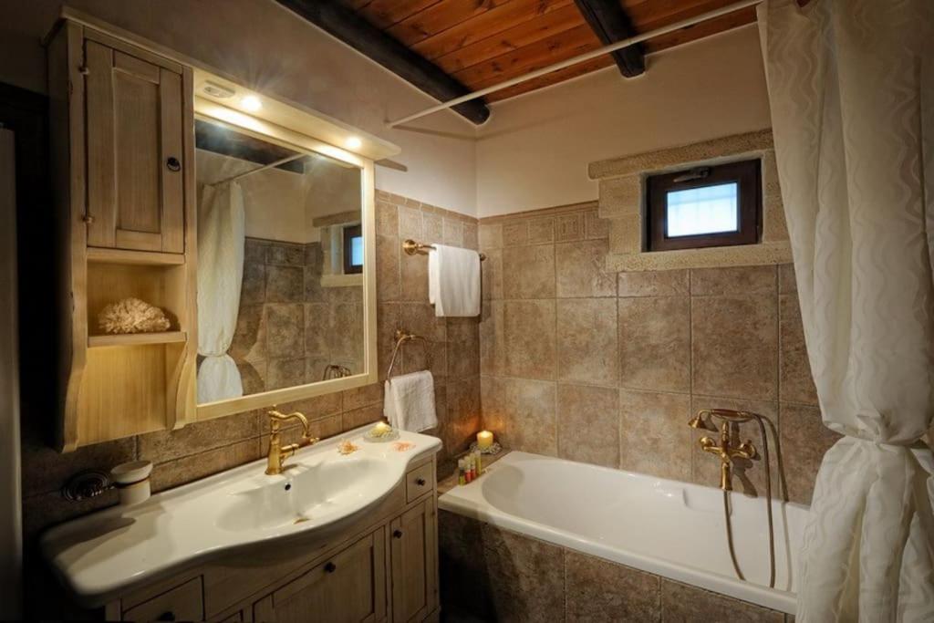 Stone House With Sea View Villa Achlia Bagian luar foto